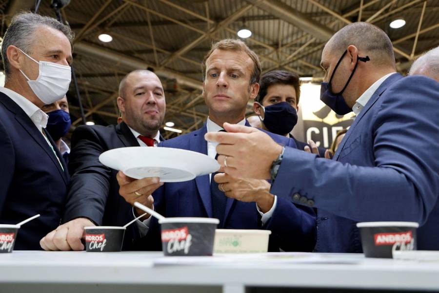 Tiran huevo a Macron durante evento público #VIDEO