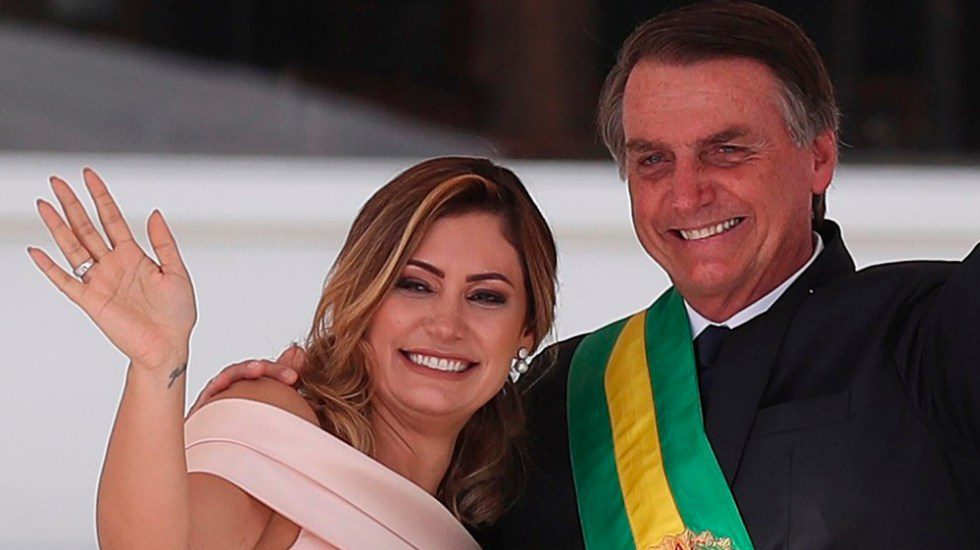 Esposa de Bolsonaro se vacuna en EE.UU. y genera indignación en Brasil