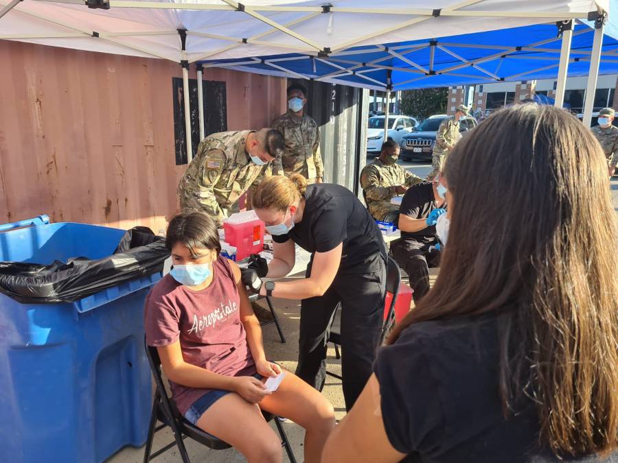 Vacunan contra COVID-19 a menores de 18 años en Coahuila