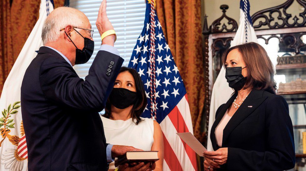 Ken Salazar jura como nuevo embajador de EE.UU. en México