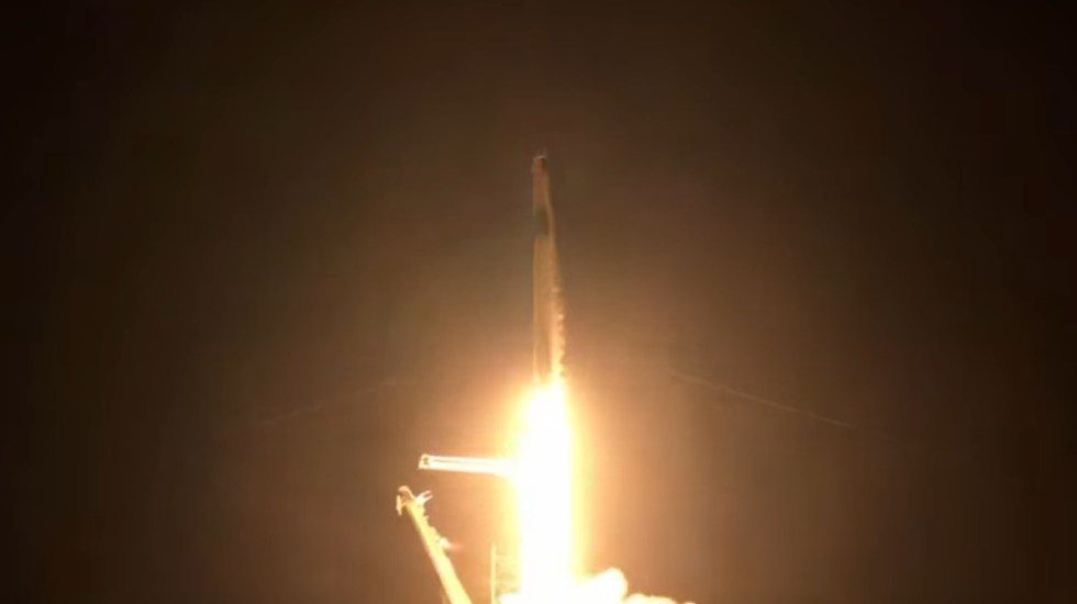 Cápsula de Space X despega con cuatro civiles en primera misión al espacio