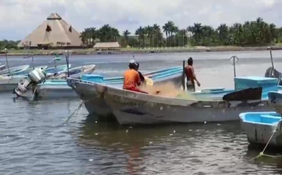 Rescatan a tres pescadores de Chiapas después de 27 días en naufragio