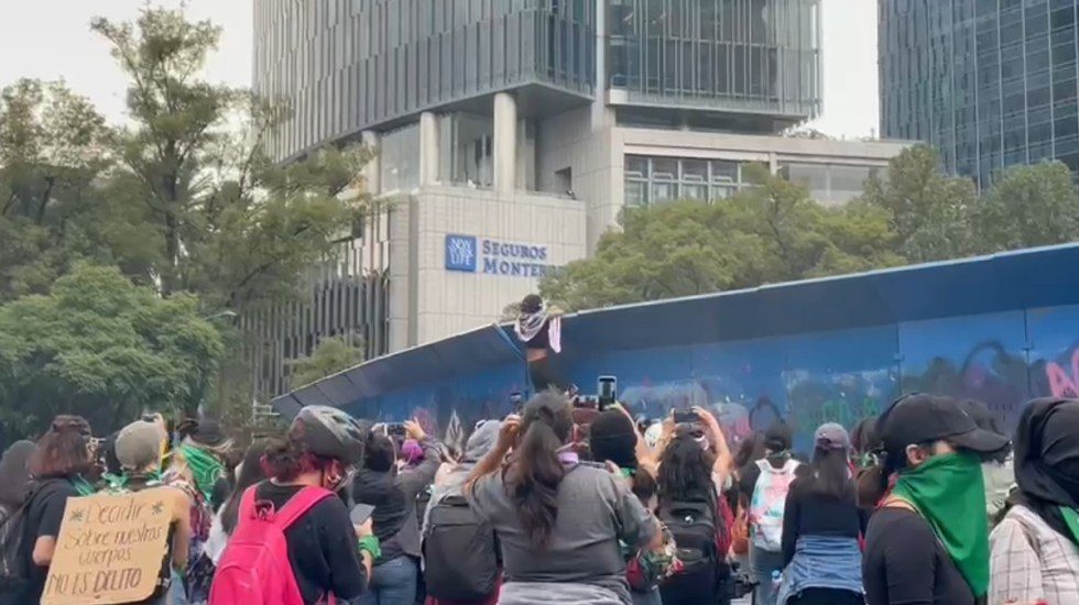 Tiran vallas y marchan para exigir aborto legal y seguro en CDMX