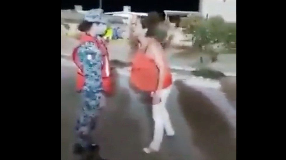 Mujer cachetea a militar por no permitirle acceso al sanitario #VIDEO