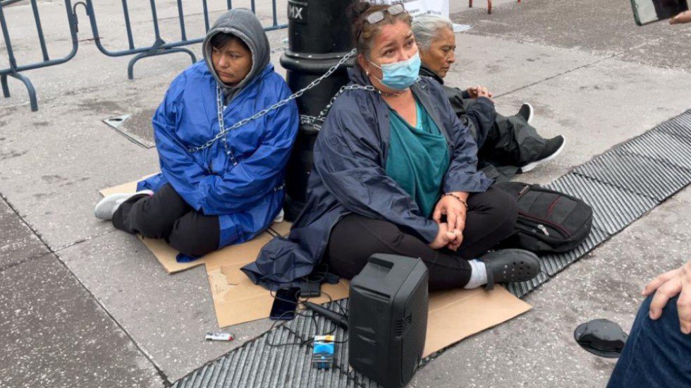 Tres mujeres se encadenan frente a Palacio Nacional en pleno Informe de Gobierno