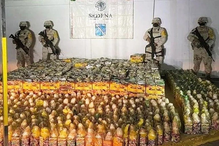 Aseguran 100 kilos de cocaína, armas, cartuchos y vehículos en una finca en NL