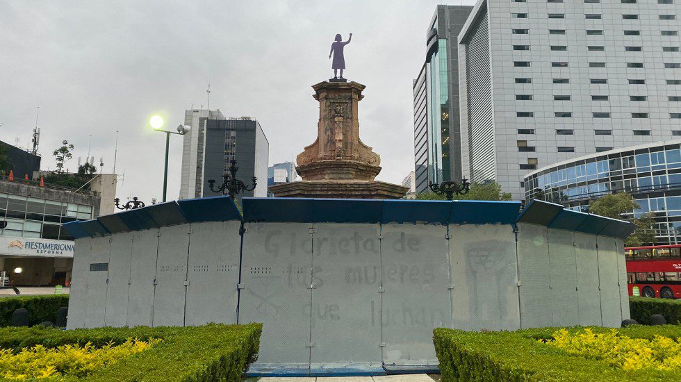 Retiran pintas con nombres de la ‘Glorieta de las mujeres que luchan‘