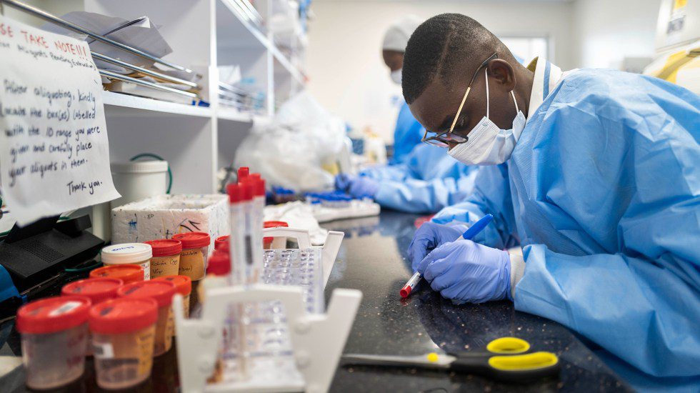 OMS vigila nueva variante sudafricana cuya prevalencia es baja