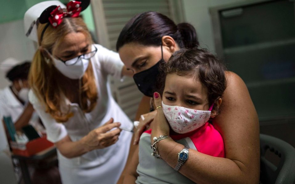 Niños mayores de 2 años son vacunados en Cuba