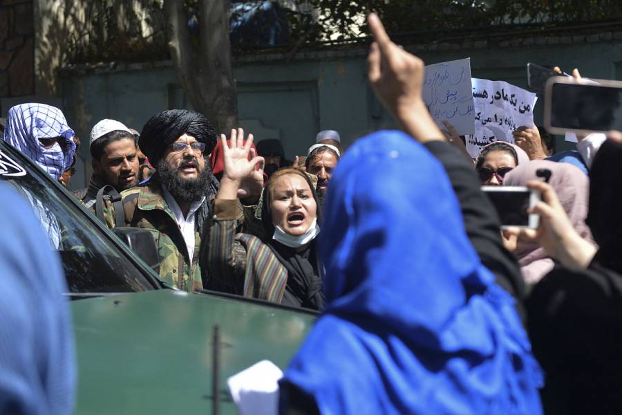 Talibanes dispersan con disparos al aire múltiples protestas en Afganistán