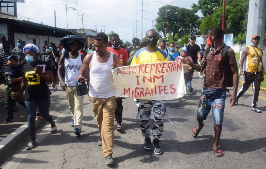 Migrantes haitianos bloquean carretera en Altamira, Tamaulipas
