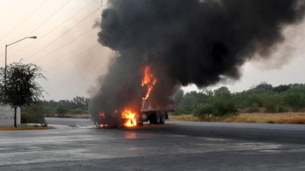 Carretera de Tamaulipas es bloqueada con camiones en llamas