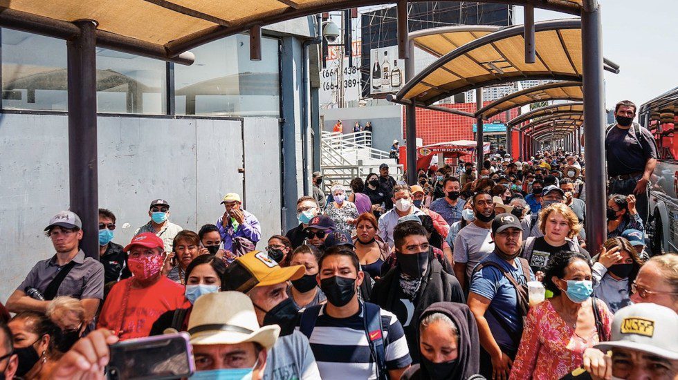 Engañan a migrantes en Tijuana e intentan cruzar masivamente a EE.UU.