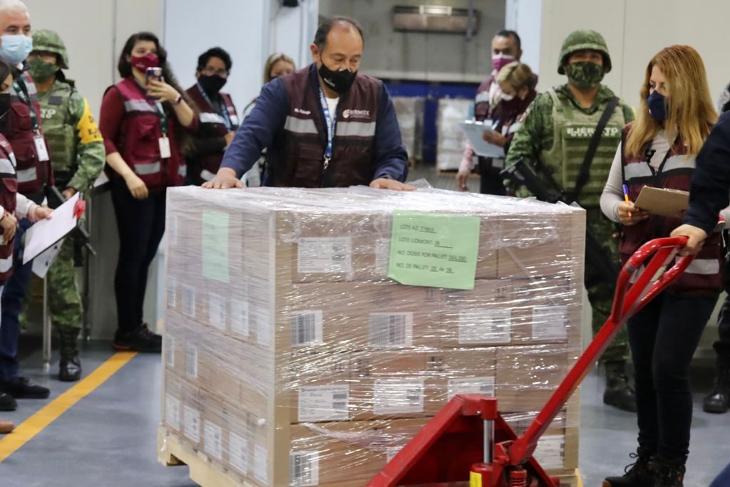 Llega a México un nuevo lote de vacunas de AztraZeneca