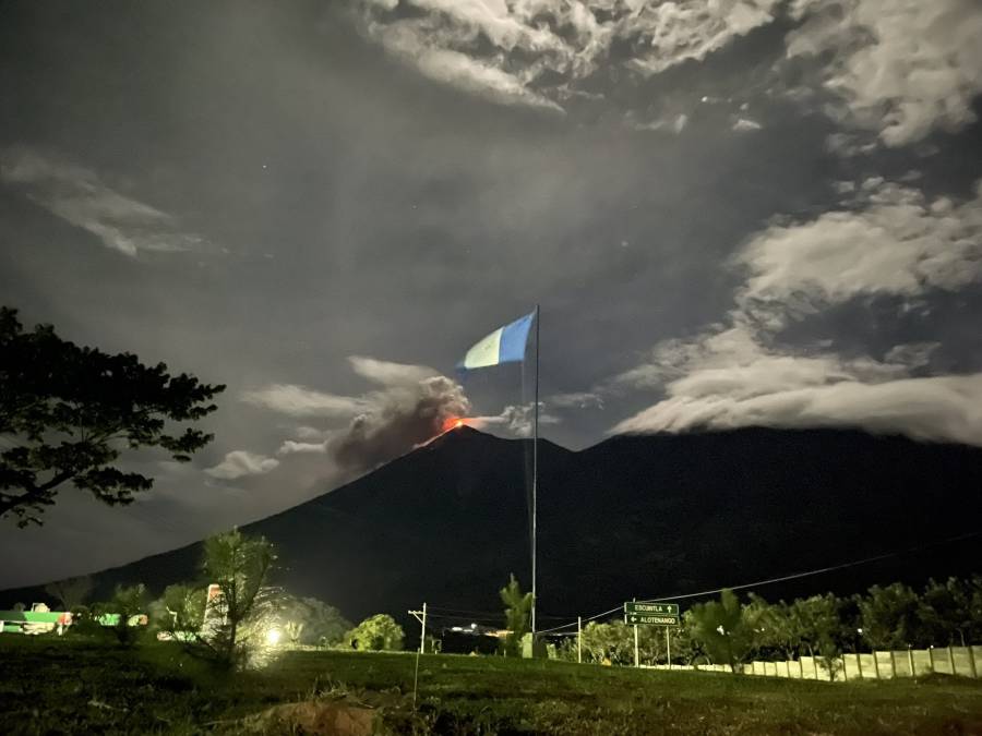 Volcán de Fuego entra en erupción en Guatemala