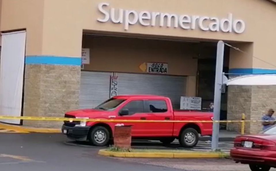 Balean a hombre, baja de su camioneta y se esconde en un Walmart en Colima