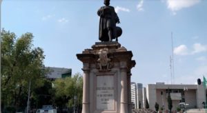 Con vallas protegen estatua de Colón por Día de la raza
