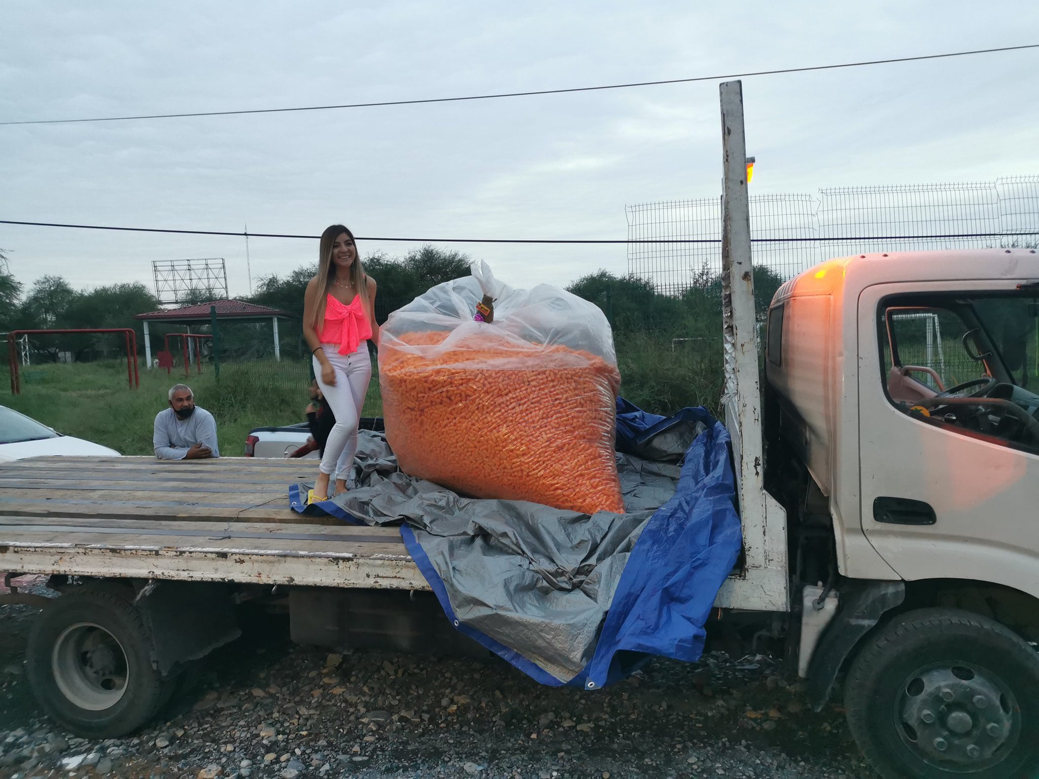 Amigos regalan más de 50 kilos de cheetos a mujer por su cumpleaños