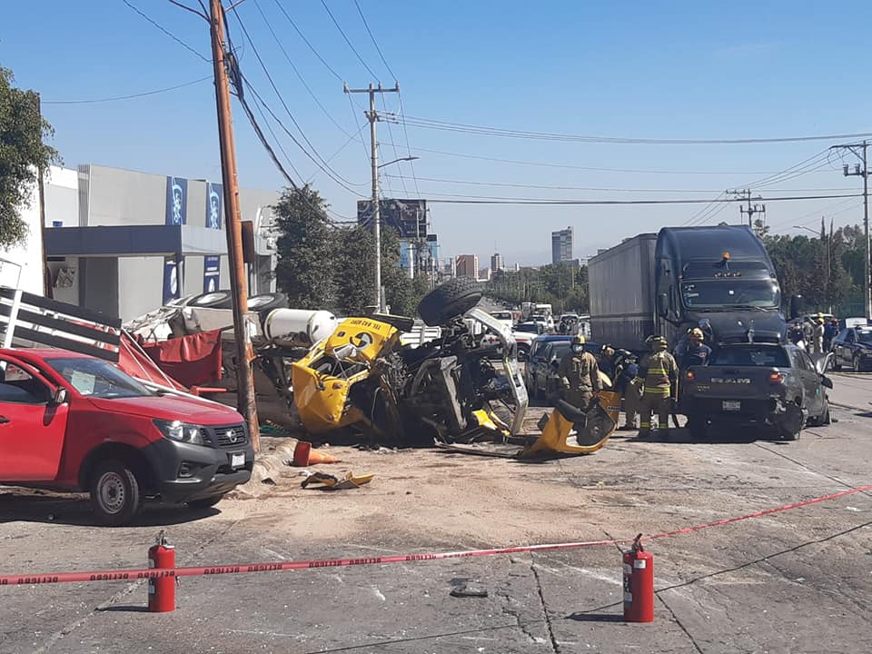 #VIDEO Revolvedora se impacta contra vehículos y mata a una persona