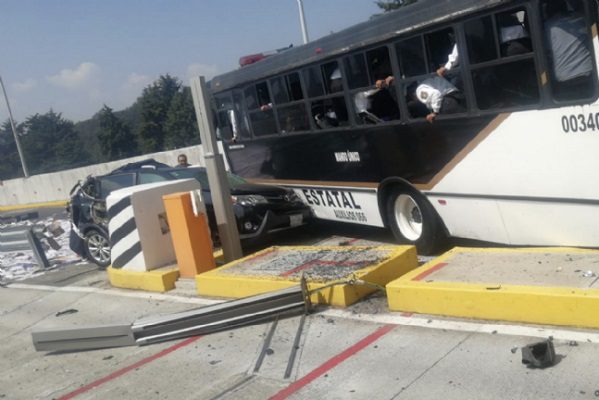 15 heridos tras choque de camión de la Policía de Edomex en la México-Toluca