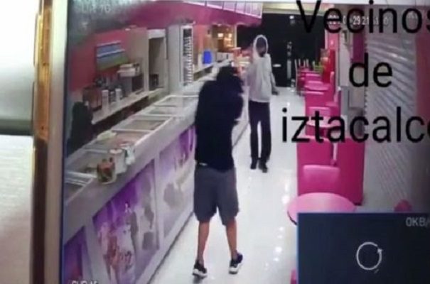 Sujeto entra en paletería de Iztacalco y balea a joven #VIDEO