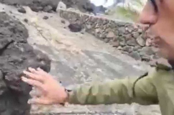 Reportero se quema al tocar lava del volcán de La Palma #VIDEO