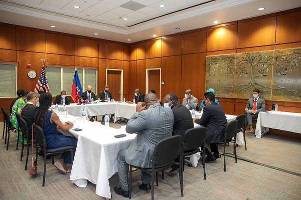 Funcionarios de EE.UU. piden disculpas por trato a migrantes de Haití