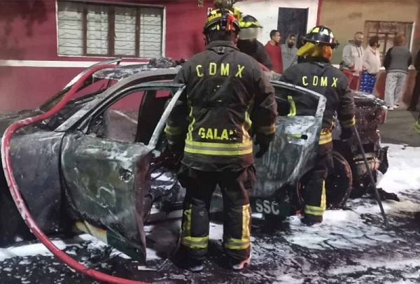 Se incendia patrulla que brindaba vigilancia a padres de niño asesinado #VIDEO