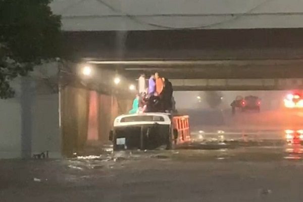 Caos en Querétaro por intensas lluvias e inundaciones #VIDEOS