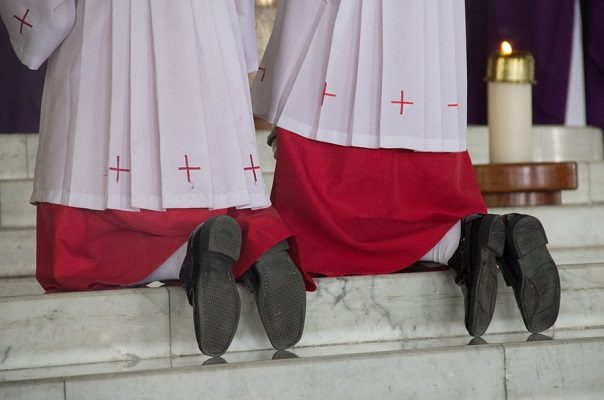 Iglesia católica en Francia ha tenido unos 3 mil pederastas desde 1950, apunta investigación