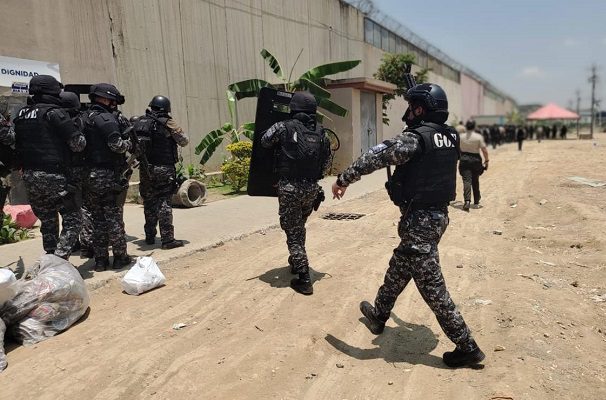 Reos disparan contra policías en cárcel de Ecuador donde motín dejó 118 muertos