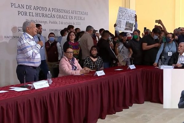 Damnificados por 'Grace' irrumpen en evento de AMLO en Puebla #VIDEO
