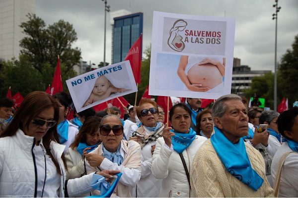 Grupos Provida marchan en contra del aborto en el Ángel de la Independencia