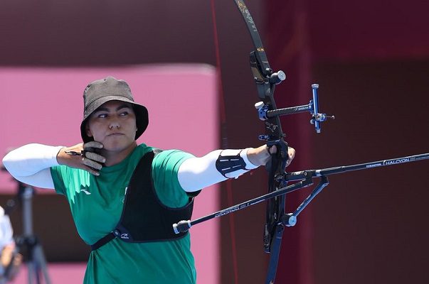 Alejandra Valencia, medallista olímpica, presume titulo como diseñadora gráfica