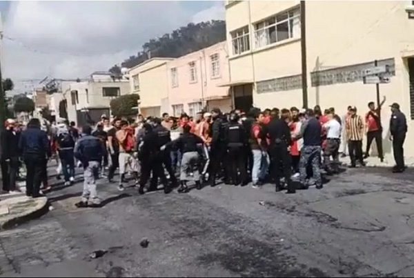 Aficionados de Querétaro y Toluca protagonizan pelea campal