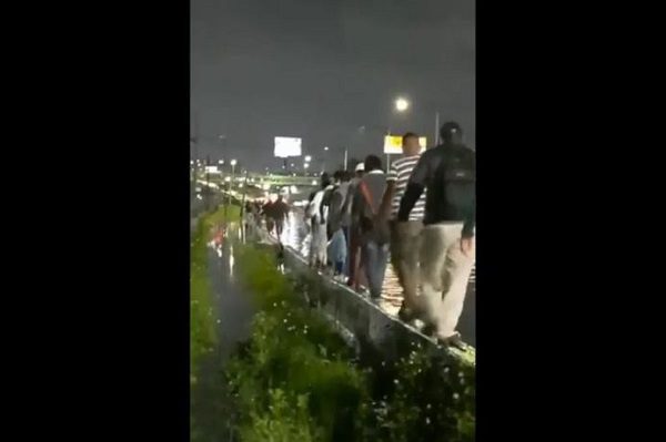 Entre calles inundadas se trasladaron usuarios del Metro por cierre de Línea A