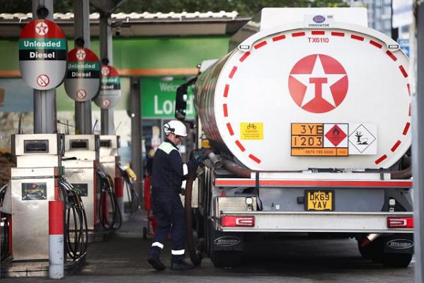 Ante crisis, soldados británicos inician reparto de combustible a gasolineras