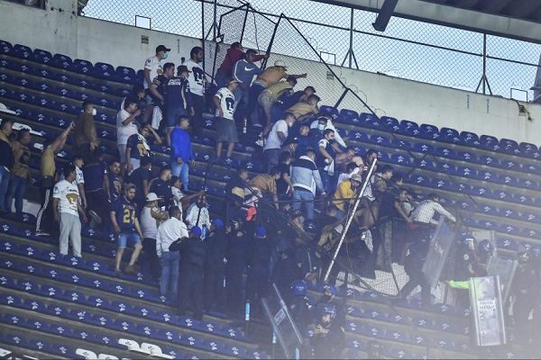 Aficionados de Pumas se enfrentaron contra americanistas en el Azteca #VIDEOS