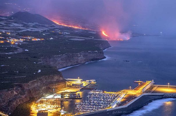 Se derrumba cráter de volcán en La Palma se derrumba y expulsa más lava