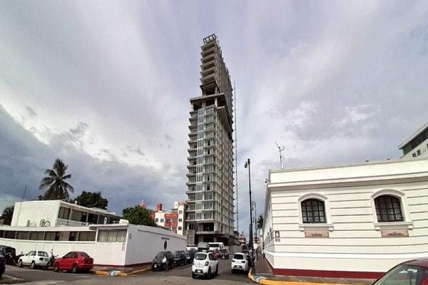 AMLO critica construcción de edificio "feo y horrendo" en centro de Veracruz