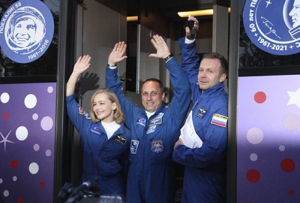 Actriz y director despegan hacia la EEI para iniciar el rodaje de 'El reto'