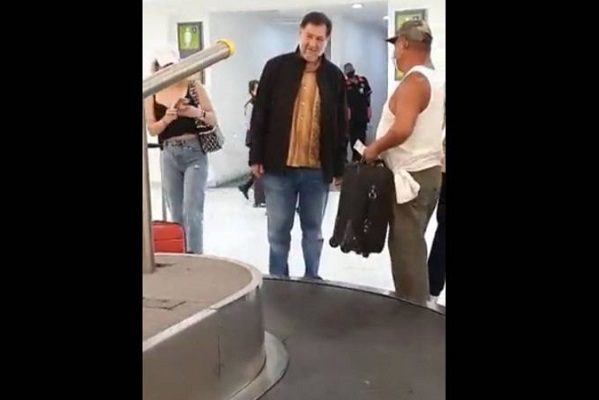 Abuchean a Fernández Noroña por no usar cubrebocas en el AICM #VIDEO