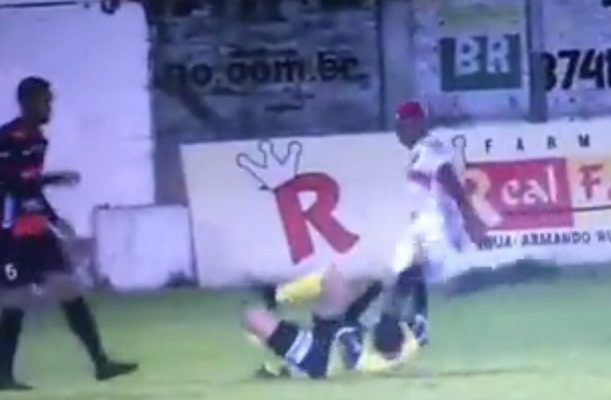 Acusan de intento de homicidio a futbolista por patear cabeza de árbitro