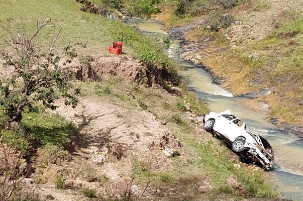 Localizan cuerpos de jóvenes cuyo auto fue arrastrado por río en Oaxaca