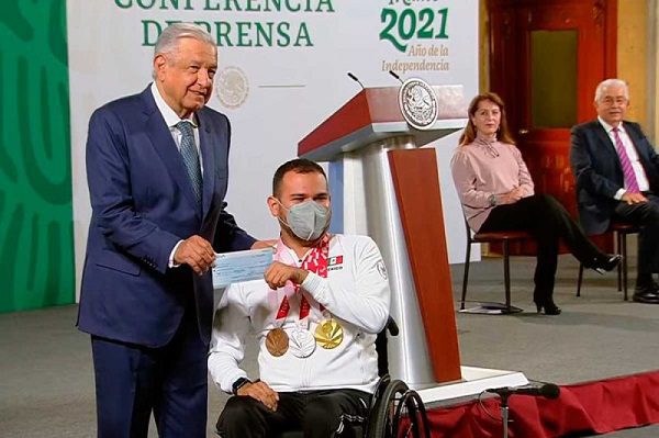 AMLO realiza entrega representativa de apoyos económicos a atletas mexicanos