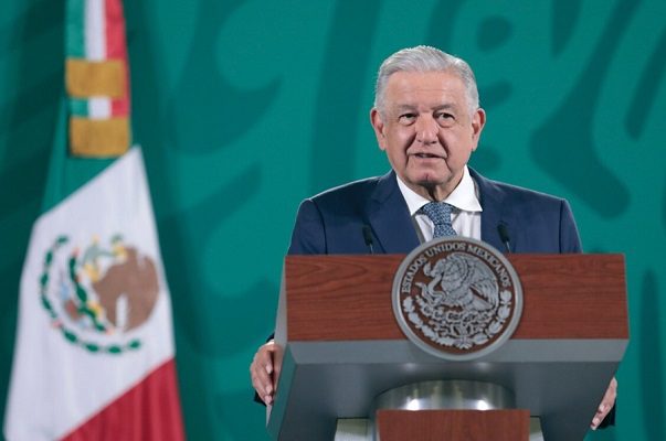 “Cuidadito", dice AMLO a simpatizantes por amenazas contra Lilly Téllez