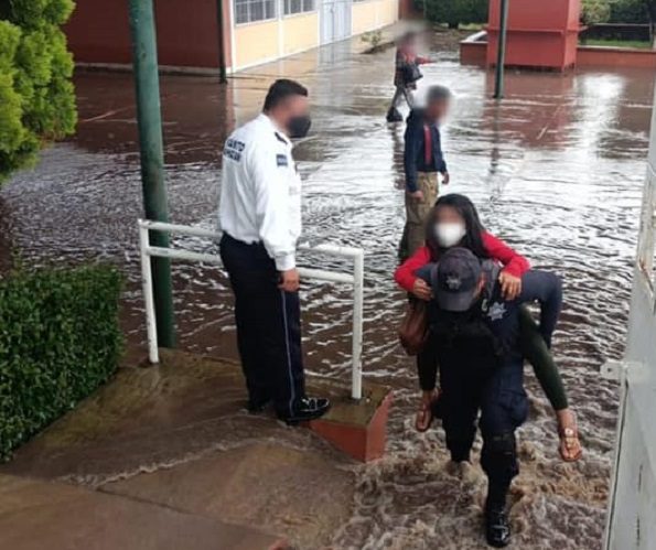 Rescatan a niños atrapados en escuela inundada de Morelia, Michoacán