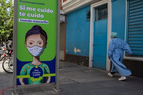 Grupo antivacunas secuestra a brigada de vacunación y destruye dosis, en Guatemala