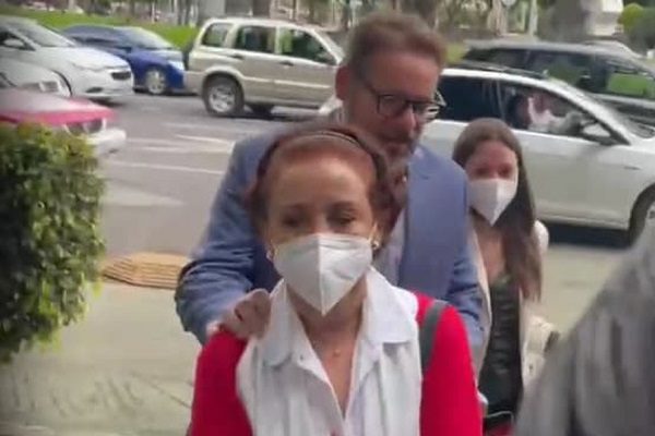 Ex secretaria técnica del Conacyt acude a fiscalía para ser notificada