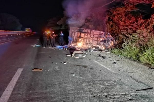 Al menos tres muertos tras incendio de camioneta con migrantes en Veracruz